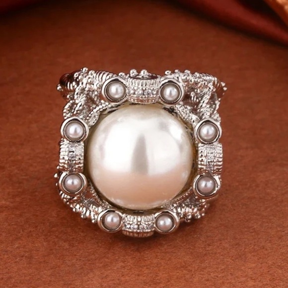 Sterling Silver Pearl Exaggerated Ring - Picture 5 of 10